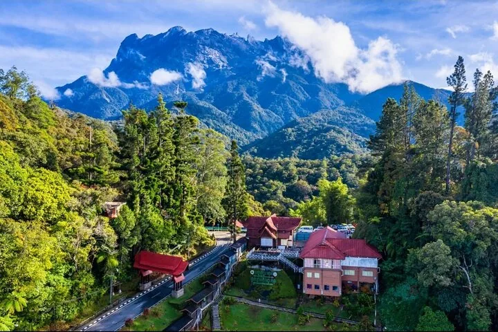 Vista aérea de la sede del Parque Kinabalu con el Monte Kinabalu imponente al fondo